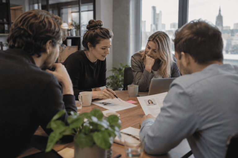 Symbolbild: Team bespricht Bewerberprofile am Besprechungstisch